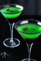 martini de manzana verde con araña foto