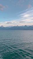 Vue panoramique sur les montagnes de l'Alaska vu de l'eau video