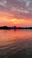 boot visie van zonsondergang over- Alaska water en landschap video