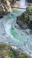 Wenn man von felsigem Boden nach oben schaut, sieht man einen Wasserfall video