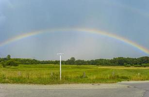 hermoso arco iris y nubes en el horizonte en bremerhaven alemania. foto