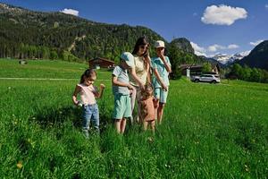 madre con cuatro hijos en pradera alpina en untertauern, austria. foto