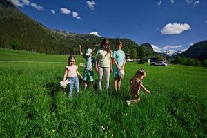 madre con cuatro hijos en pradera alpina en untertauern, austria. foto