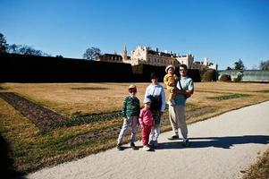 padre con cuatro hijos en el parque lednice, república checa. foto