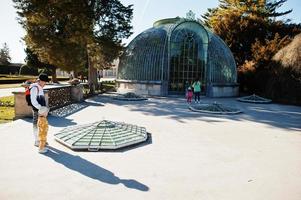 madre con cuatro hijos en el parque del castillo de lednice, república checa. foto