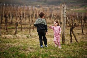 hermano con hermana jugar en viña. foto