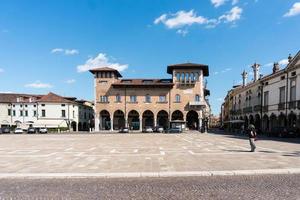 montagnana, italia-30 de mayo de 2021-paseando dentro de la ciudad de montagnana en la provincia de padua, italia durante un día soleado. tiene hermosas paredes y es parte de los pueblos más bellos de italia foto