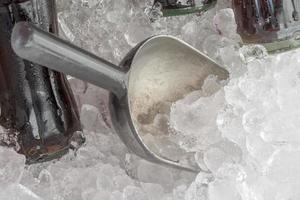 cuchara de hielo sobre fondo de hielo. foto