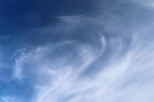 Impresionante panorama de formación de cirros en un cielo azul profundo foto