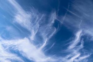 Impresionante panorama de formación de cirros en un cielo azul profundo foto