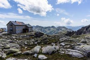 2022 06 04 cabaña alpina cimadasta entre los picos de granito 2 foto