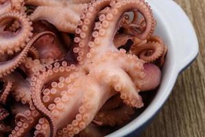 pulpo marinado en un bol vista cercana foto