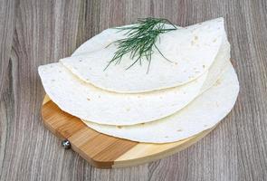 tortillas en tablero de madera y fondo de madera foto