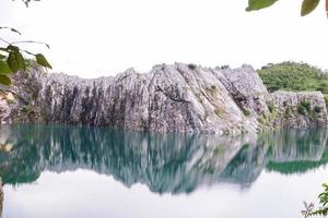 montañas de piedra caliza tras la explosión de las concesiones. foto