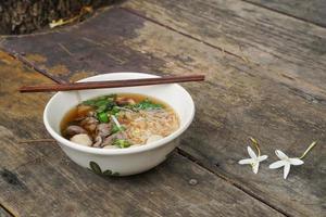 La sopa de fideos con carne tailandesa contiene carne fresca estofada y albóndigas. Es una comida deliciosa y muy popular. foto