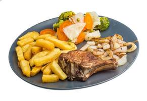 chuletón en el plato y fondo blanco foto