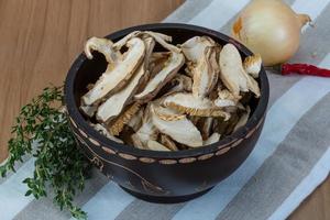 shiitake en un recipiente sobre fondo de madera foto