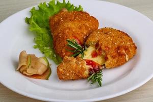 queso frito en el plato y fondo de madera foto