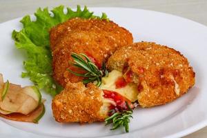 queso frito en el plato y fondo de madera foto