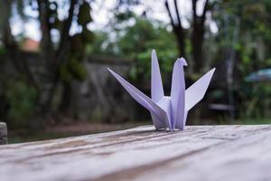 Se cree que el pájaro de origami es un pájaro sagrado y un símbolo de longevidad, esperanza, buena suerte y paz. foto