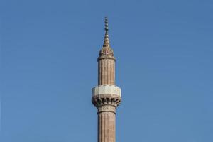 minarete de la mezquita. una mezquita en turquía foto