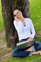 mujer con laptop en el parque foto