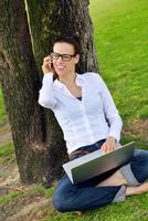 mujer con laptop en el parque foto