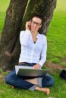 mujer con laptop en el parque foto