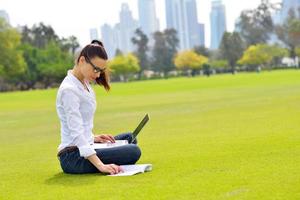 mujer con laptop en el parque foto