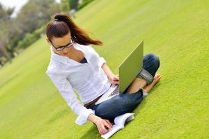 mujer con laptop en el parque foto