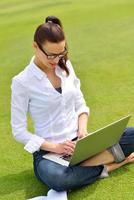 mujer con laptop en el parque foto