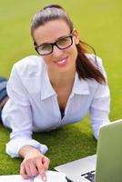 mujer con laptop en el parque foto