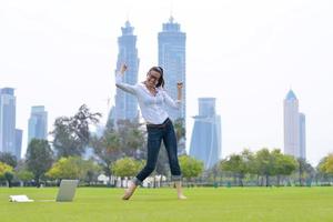 mujer con laptop en el parque foto