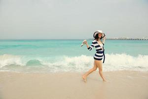 hermosa mujer feliz disfrutando de las vacaciones de verano foto