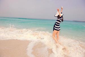 hermosa mujer feliz disfrutando de las vacaciones de verano foto