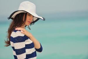 hermosa mujer feliz disfrutando de las vacaciones de verano foto