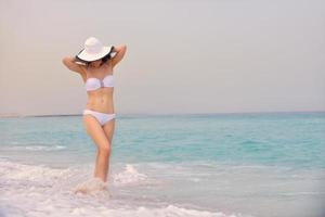 mujer feliz disfruta de las vacaciones de verano foto