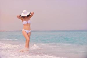 mujer feliz disfruta de las vacaciones de verano foto