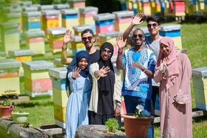 grupo de personas que visitan la granja local de producción de miel foto