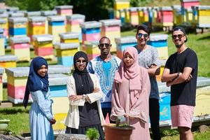 grupo de personas que visitan la granja local de producción de miel foto