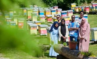 grupo de personas que visitan la granja local de producción de miel foto