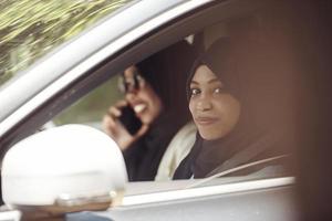 pareja de mujeres árabes viajando en coche foto