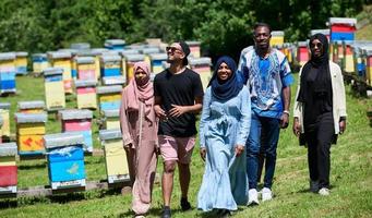 grupo de personas que visitan la granja local de producción de miel foto