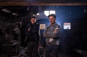 retrato de herrero confiado de dos generaciones foto