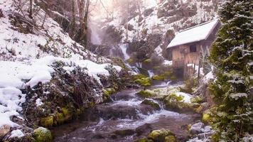 paisaje rural con antiguo molino de agua en el bosque foto