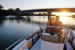 pareja enamorada tiene tiempo romántico en barco foto