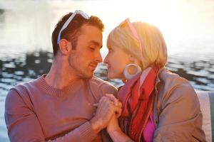 pareja enamorada tiene tiempo romántico en barco foto