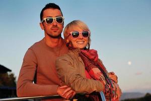 pareja enamorada tiene tiempo romántico en barco foto