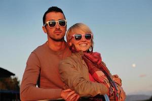 pareja enamorada tiene tiempo romántico en barco foto