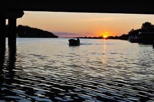 puesta de sol en el río foto
